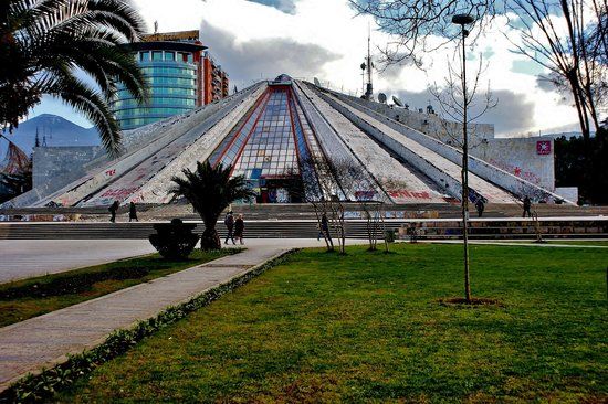 Pyramide de Tirana